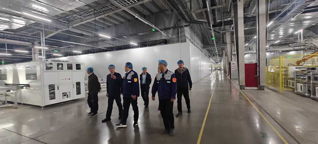 1763459375169028.jpg 内蒙古太阳能行业协会专家组赴内蒙古晶澳淖尔新能源有限公司开展战略性新兴产业认定现场评审并调研1.jpg